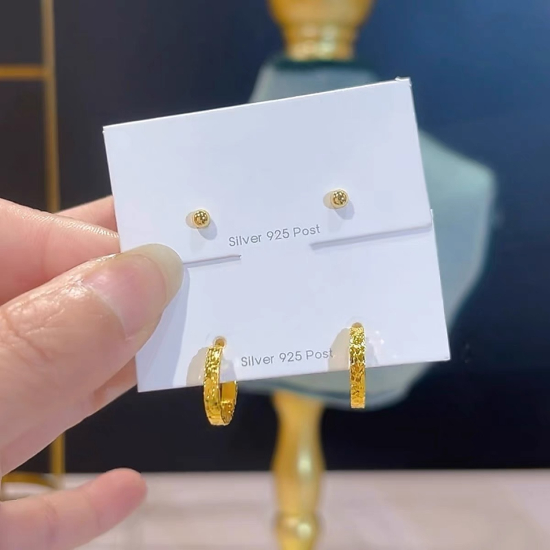 Zlatni set od četiri naušnice za žene – minimalistički geometrijski dizajn, elegantan, suptilan luksuz, kompaktno i svestrano
