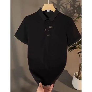 Muška ljetna polo majica s vezenim detaljem na ovratniku, svestrana za casual i poslovni stil.