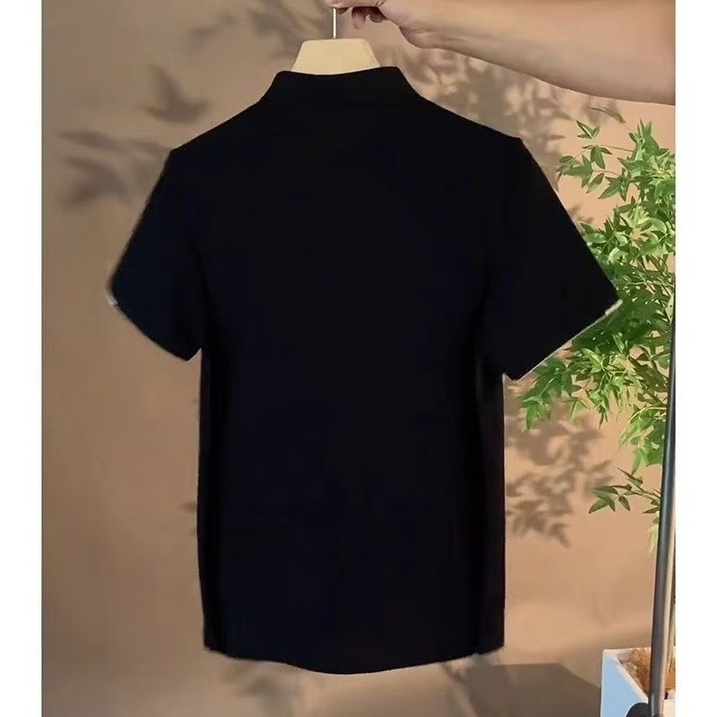 Muška ljetna polo majica s vezenim detaljem na ovratniku, svestrana za casual i poslovni stil.