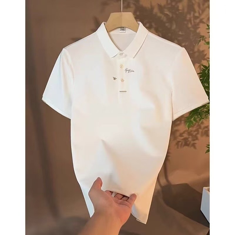 Muška ljetna polo majica s vezenim detaljem na ovratniku, svestrana za casual i poslovni stil.