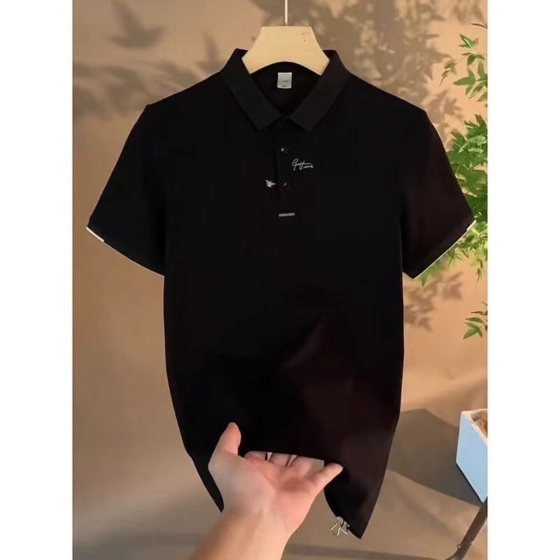 Muška ljetna polo majica s vezenim detaljem na ovratniku, svestrana za casual i poslovni stil.