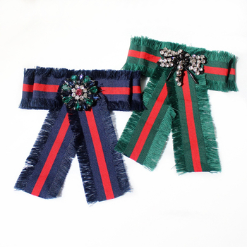 Női gallér virágos brooch, nagy szatén masnival – kiegészítő ruhához