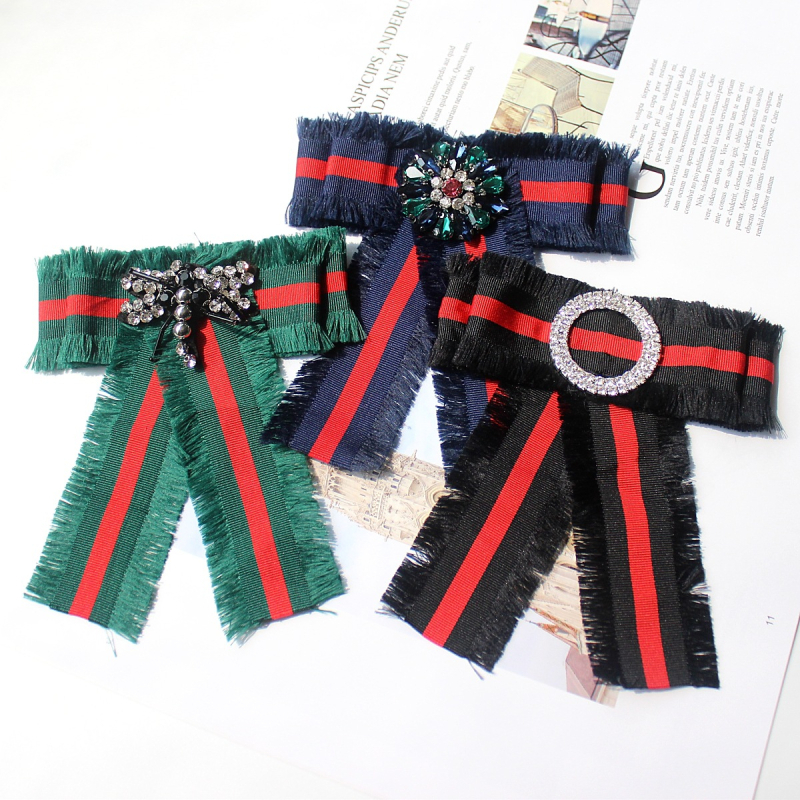 Női gallér virágos brooch, nagy szatén masnival – kiegészítő ruhához