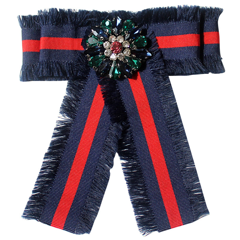 Női gallér virágos brooch, nagy szatén masnival – kiegészítő ruhához