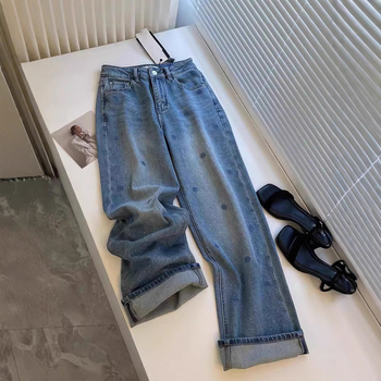 Plave ženske hlače s visokim strukom i ravnim krojem, jesen 2025, udobne, s izvezenim detaljima.