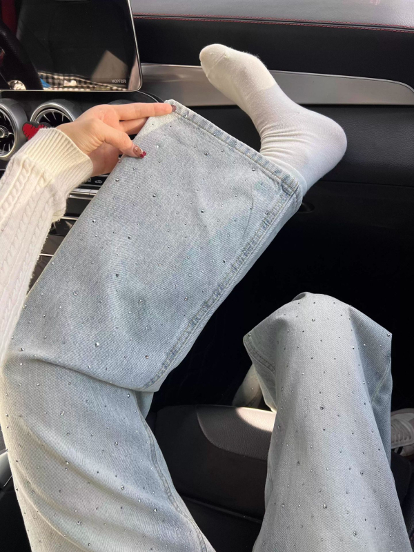 Ženske traperice od denima za proljeće, visokim pojasom, straight leg krojem, dužina do poda, s rhinestones detaljima