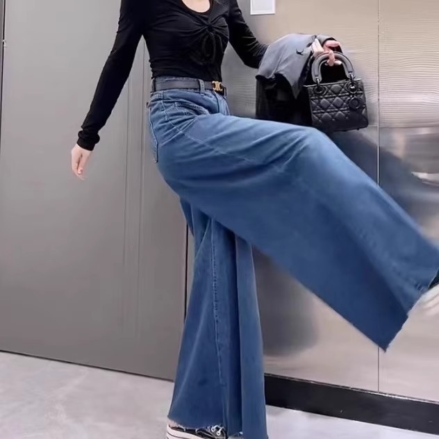 Ženske denim culotte s visokim pasom i izrazito širokim nogavicama, resice i drapiranje, dizajn 2023