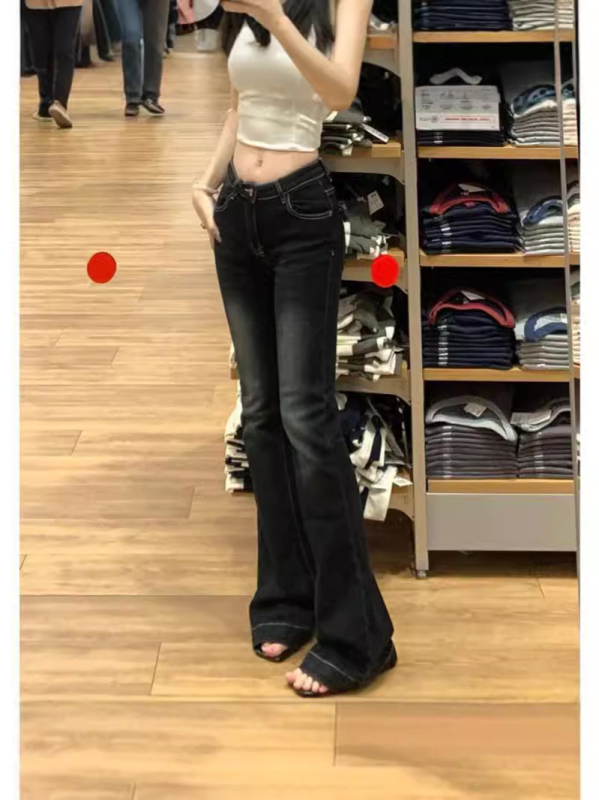 2026 proljeće–jesen ženski traperice u američkom retro stilu s mikro-flarem, visokim strukom, elastični, ravni kroj, blago šire nogavice (bootcut)