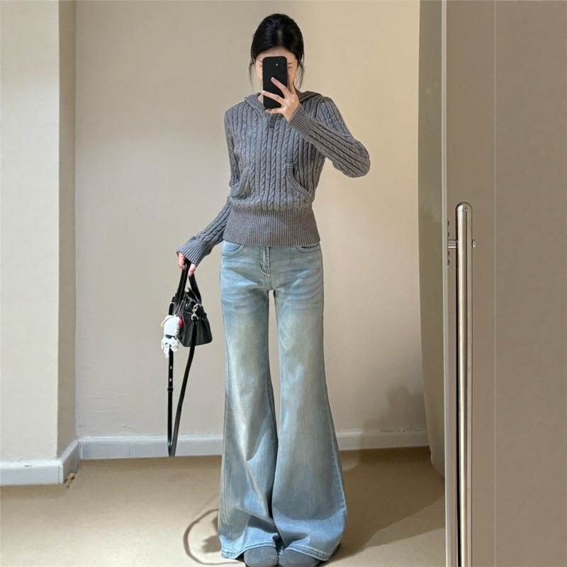 Ženske traperice za nisku visinu, svijetlih boja, blago proširene do donjeg dijela (bootcut), za jesen-zimu, s flis unutarnjom podstavom, vizualno izdužuju siluetu, nisu preuske, dugačke do poda