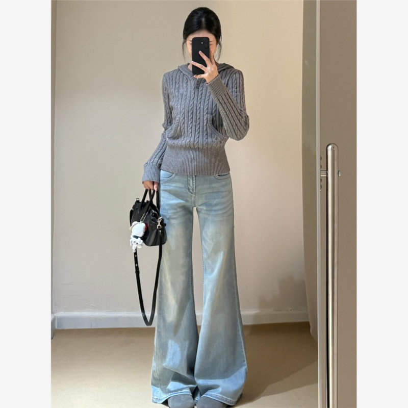 Ženske traperice za nisku visinu, svijetlih boja, blago proširene do donjeg dijela (bootcut), za jesen-zimu, s flis unutarnjom podstavom, vizualno izdužuju siluetu, nisu preuske, dugačke do poda