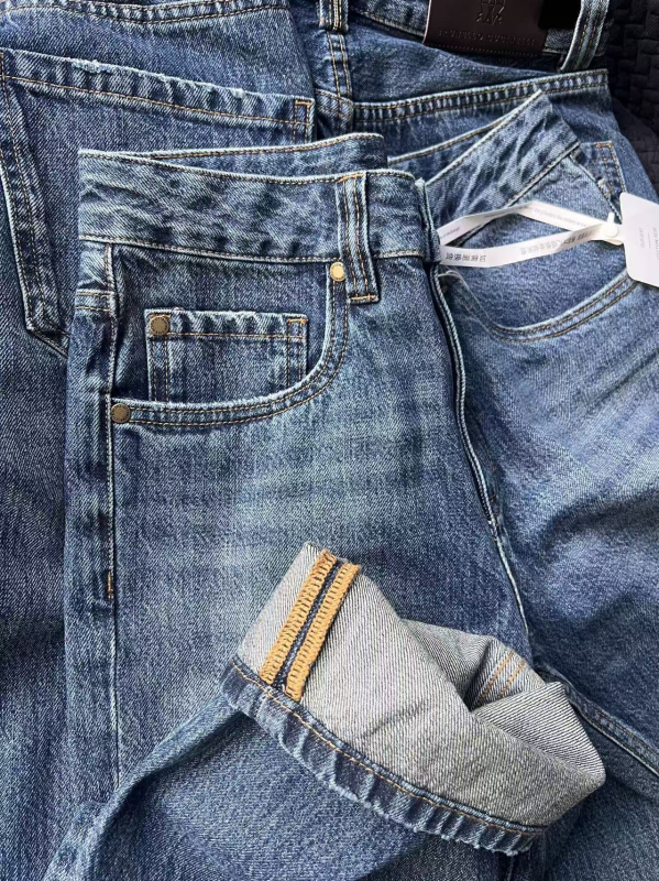 BC ženske traperice visokim strukom i ravnim krojem, klasično vintage isprano, oštećeni detalji
