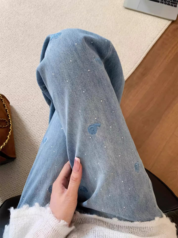 Ženske traperice s rhinestones izvezenim kamenčićima, visokim strukom, ravne nogavice, casual, proljeće 2026