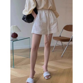 Bijeli pamučno-laneni šortovi za žene, casual širokog kroja, lagano ljetno, visokim strukom s elastičnim pojasom i vezom, A-linijski kroj, srednja duljina