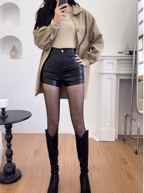 Hlače visokog struka, A-linija, kožni izgled, vitke za sitne figure, svestran proljetno-jesenski stil, ravni kroj, široke nogavice uz čizme.