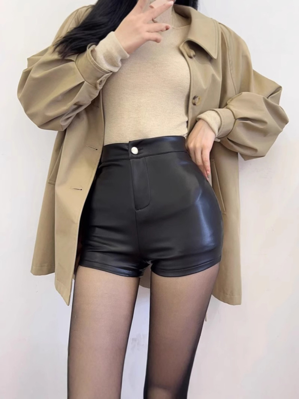 Hlače visokog struka, A-linija, kožni izgled, vitke za sitne figure, svestran proljetno-jesenski stil, ravni kroj, široke nogavice uz čizme.
