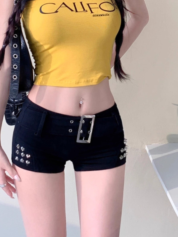 Crne denims kratke hlače za žene s niskim strukom, dizajn metalnog pojasa i ukrašene perlicama