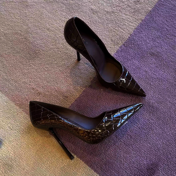 Crne ženske cipele s visokim petom, uskim nosom, lakirana koža, uzor kameno-karo, elegantne uredske cipele