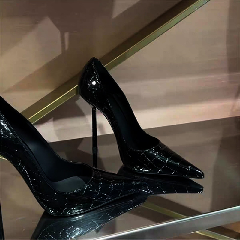Crne ženske cipele s visokim petom, uskim nosom, lakirana koža, uzor kameno-karo, elegantne uredske cipele