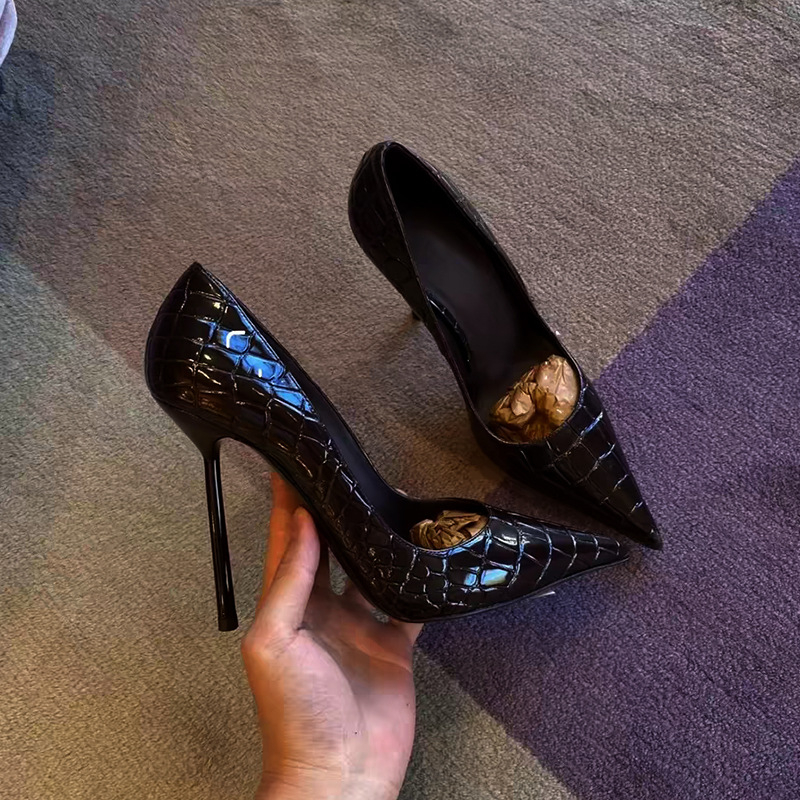 Crne ženske cipele s visokim petom, uskim nosom, lakirana koža, uzor kameno-karo, elegantne uredske cipele