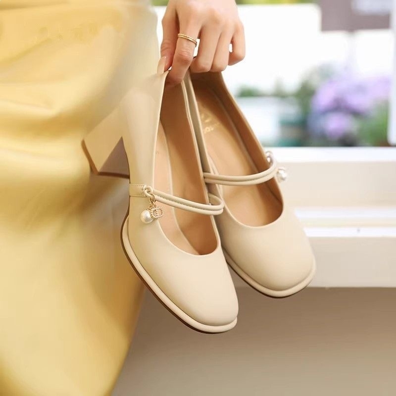 Bijele ženske slip-on cipele s debelim petama