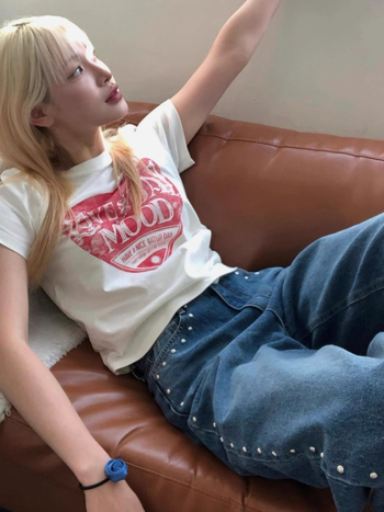 Ženska bijela majica u američkom retro stilu, kratkim rukavima, crop top uskog kroja za ljeto
