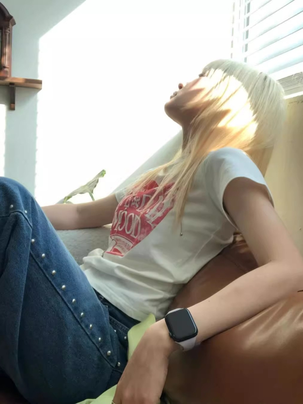 Ženska bijela majica u američkom retro stilu, kratkim rukavima, crop top uskog kroja za ljeto