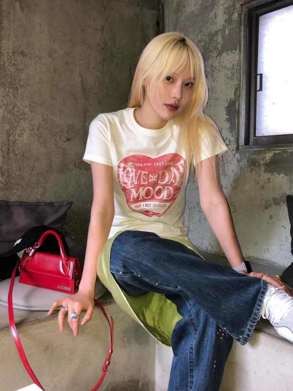 Ženska bijela majica u američkom retro stilu, kratkim rukavima, crop top uskog kroja za ljeto
