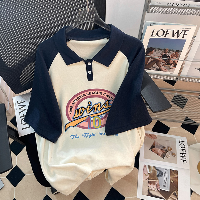 Ženska polo majica s raglan rukavima, ležernog kroja, srednje duljine, tisk teksta.