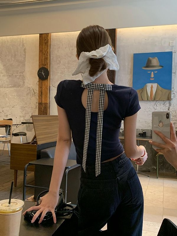 Sötétkék masnis pántos rövid ujjú női crop top áttört részletekkel