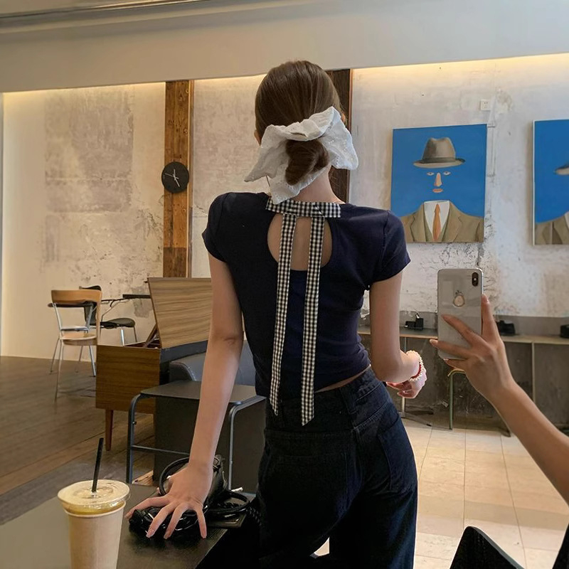 Sötétkék masnis pántos rövid ujjú női crop top áttört részletekkel