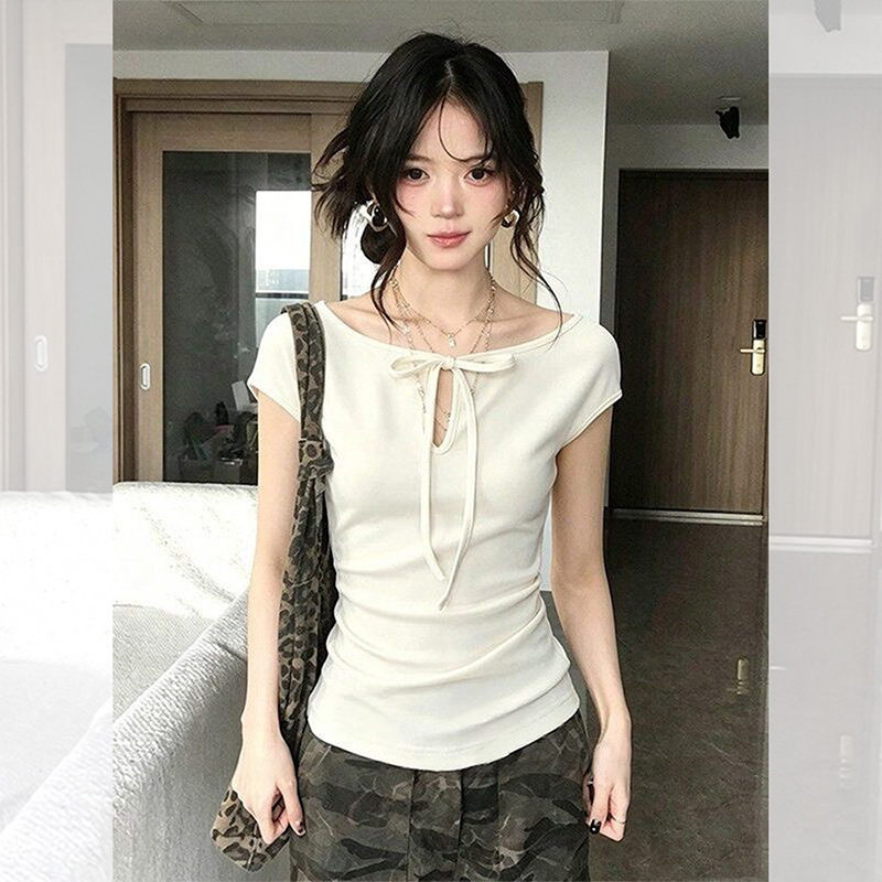 Sötétkék masnis pántos rövid ujjú női crop top áttört részletekkel