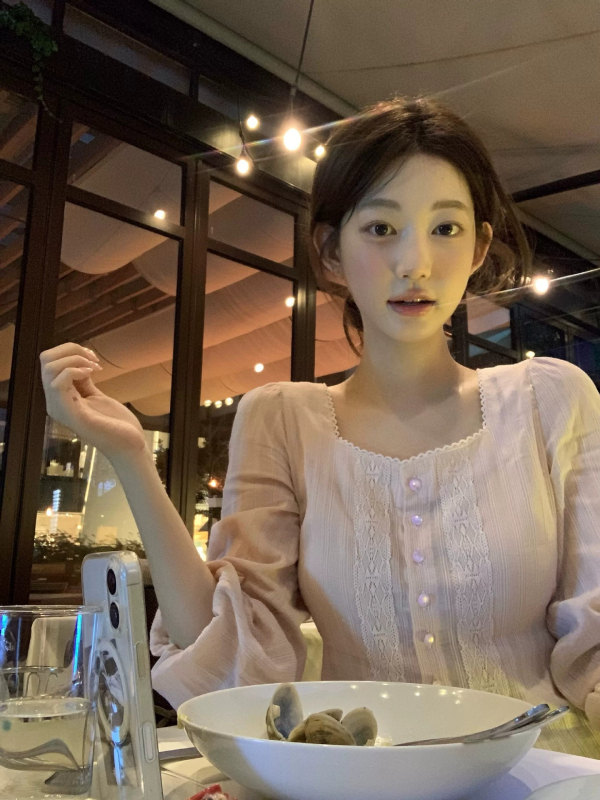 Ženska košulja u korejskom stilu sa kvadratnim izrezom, čipkasti rub, uski kroj, dugi rukavi