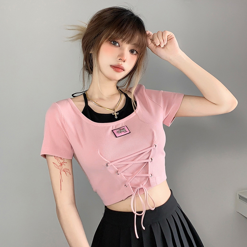 Ženski T‑shirt kratkih rukava s kaišem u struku – cropped kroj, uski silueta