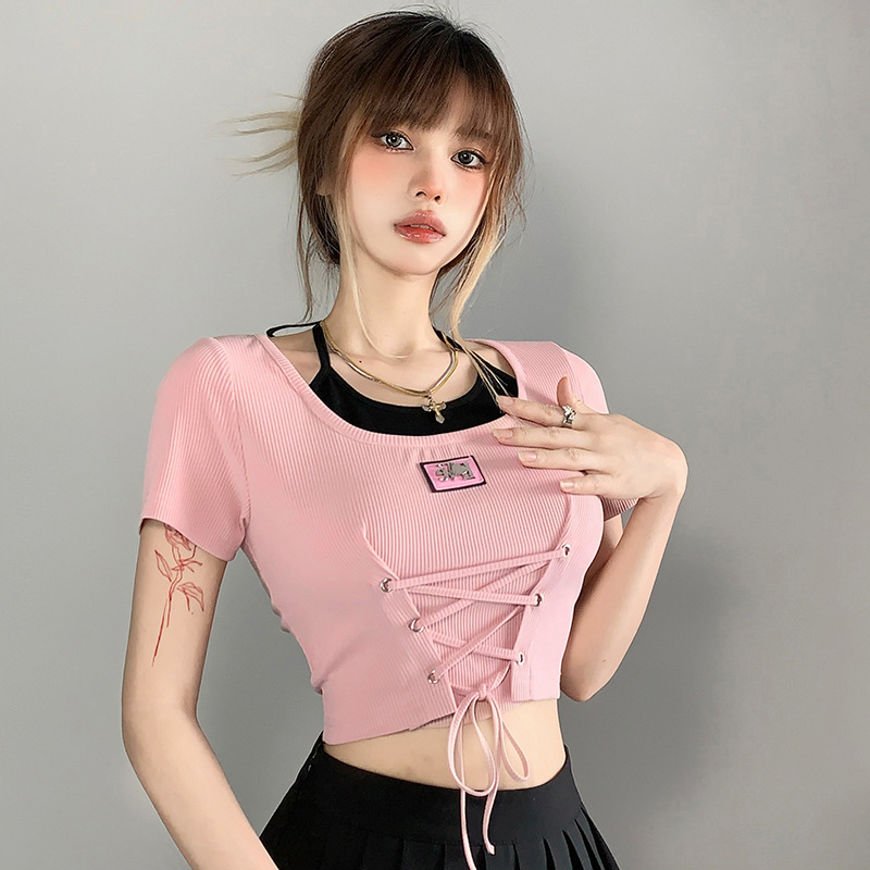 Ženski T‑shirt kratkih rukava s kaišem u struku – cropped kroj, uski silueta