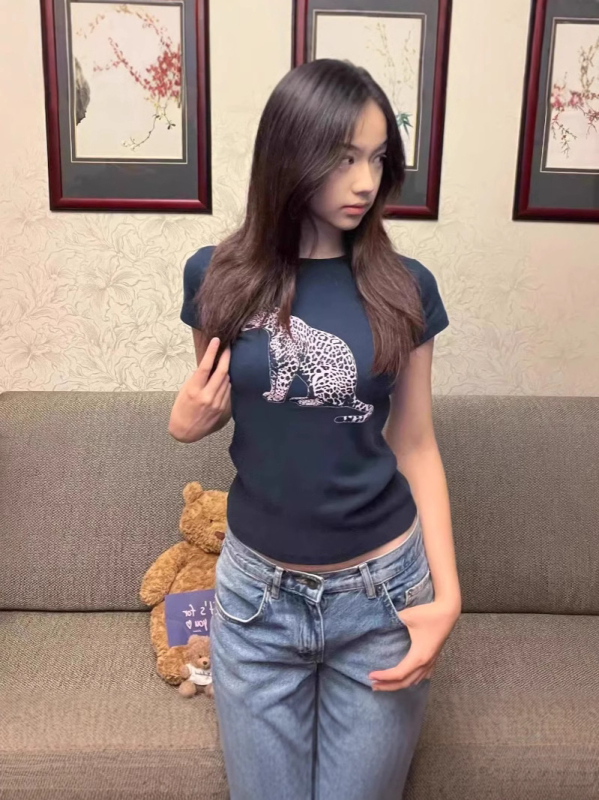 Ženski T-shirt s leopard uzorkom, uski kroj, okrugli izrez, kratki rukavi, ljeto 2025