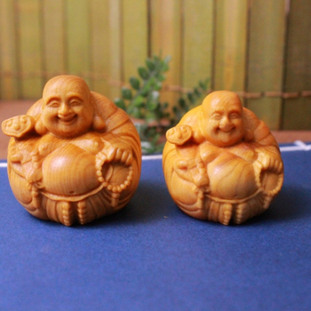 Cedrové drevo: ručne vyrezávaný Budha Maitreja, ozdoba do auta, harmonický usmievavý Budha, drevené umelecké dielo