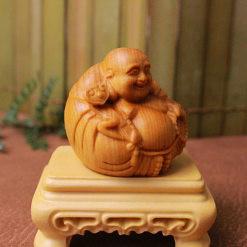 Cedrové drevo: ručne vyrezávaný Budha Maitreja, ozdoba do auta, harmonický usmievavý Budha, drevené umelecké dielo