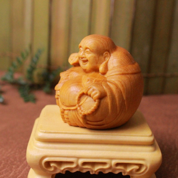 Cedrové drevo: ručne vyrezávaný Budha Maitreja, ozdoba do auta, harmonický usmievavý Budha, drevené umelecké dielo