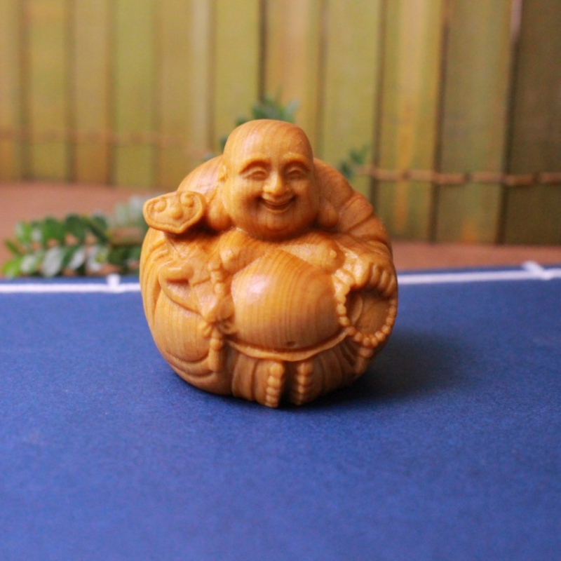 Cedrové drevo: ručne vyrezávaný Budha Maitreja, ozdoba do auta, harmonický usmievavý Budha, drevené umelecké dielo