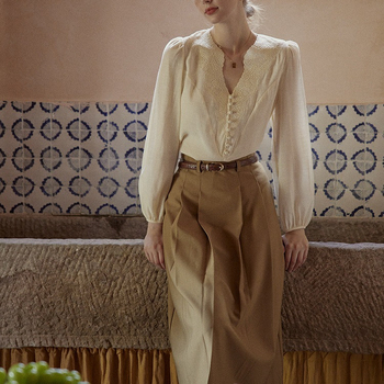 Női V-nyakú ing részletezett hímzéssel, neoklasszikus francia retro chic stílusban, tavaszi és őszi viselet.