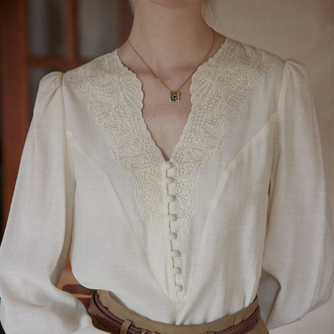 Női V-nyakú ing részletezett hímzéssel, neoklasszikus francia retro chic stílusban, tavaszi és őszi viselet.