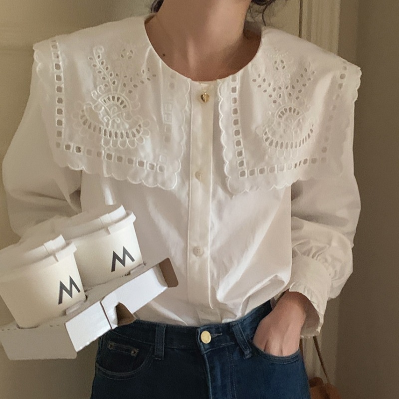Bijela ženska košulja s francuskim stilom, izvezeni detalji s prorezima, veliki ovratnik, kopčanje u jednom redu, elegantan i mladenački izgled.