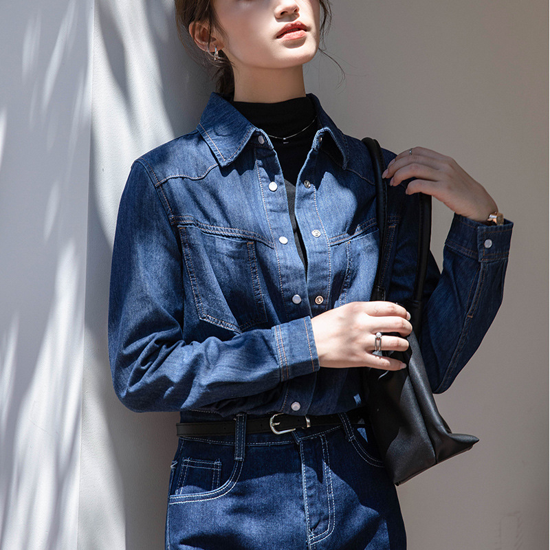 2025 Ženska denim košulja-jakna u hongkonškom stilu, dugi rukavi, slobodan kroj, moderna za slojevito kombiniranje.