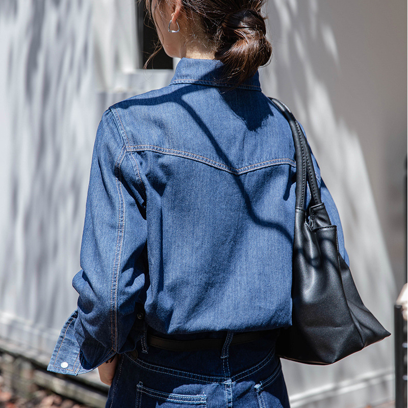2025 Ženska denim košulja-jakna u hongkonškom stilu, dugi rukavi, slobodan kroj, moderna za slojevito kombiniranje.