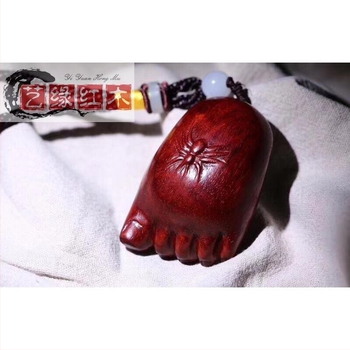 Ozdoba do auta Blood Sandalwood, malá visiaca figúrka na stole, drevorezba/koreňová rezba