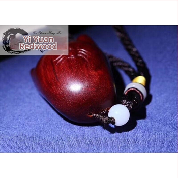 Ozdoba do auta Blood Sandalwood, malá visiaca figúrka na stole, drevorezba/koreňová rezba