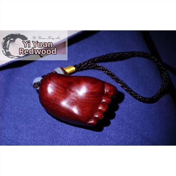 Ozdoba do auta Blood Sandalwood, malá visiaca figúrka na stole, drevorezba/koreňová rezba