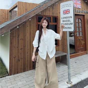 Bijela ženska košulja s puff rukavima, naglašena linija struka, polo ovratnik, casual stil, jesen 2025