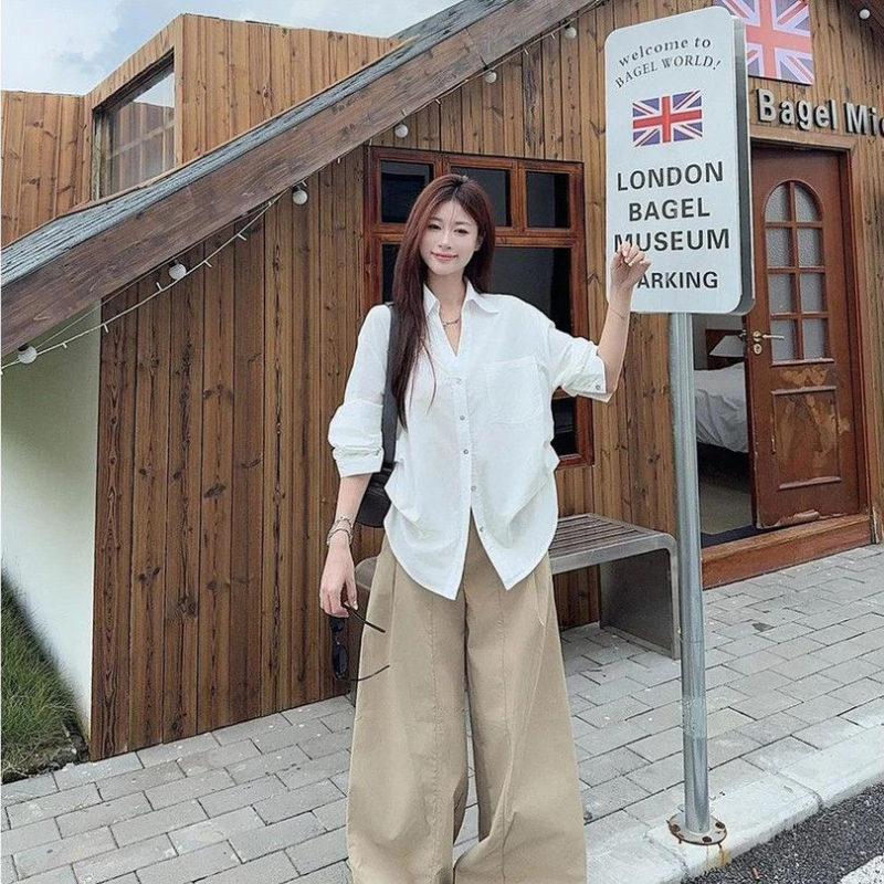 Bijela ženska košulja s puff rukavima, naglašena linija struka, polo ovratnik, casual stil, jesen 2025