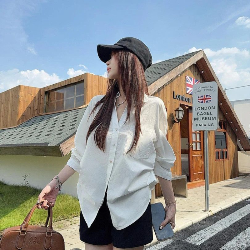 Bijela ženska košulja s puff rukavima, naglašena linija struka, polo ovratnik, casual stil, jesen 2025